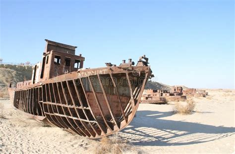 Un Barco Oxidado Abandonado En El Mar De Aral Desastre Ecológico