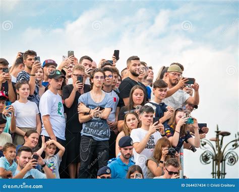 crowd  people    pictures  smart phones