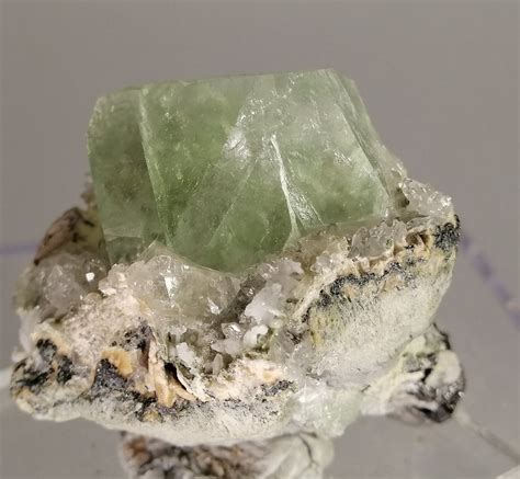 Fluorite Verde Cristalli Su Matrice Altezza 4 Cm Larghezza 3 Cm