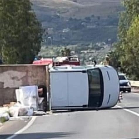 Incidente Sulla Palermo Agrigento Si Ribalta Furgone Un Ferito E