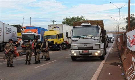 Caminhoneiros começam a liberar trechos das BRs 381 e 040 em Minas