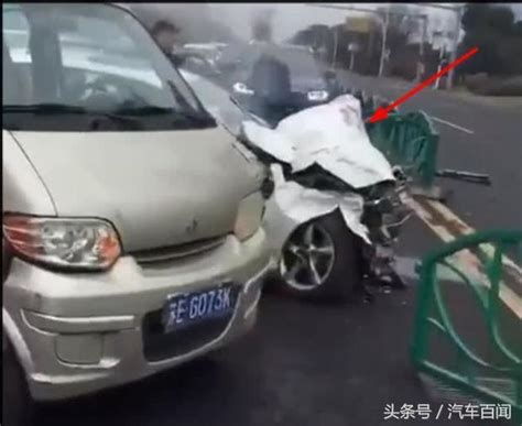 奧迪女司機開車搶黃燈，高跟鞋卡油門橫衝直撞，膝蓋都被撞爛了！ 每日頭條