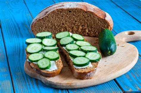 Frisch Gebackenes Brot Gurke Und Sandwich Mit Stockfoto Bild 55426682