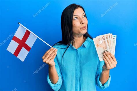 Mujer Latina Joven Sosteniendo La Bandera De Inglaterra Y Billetes De