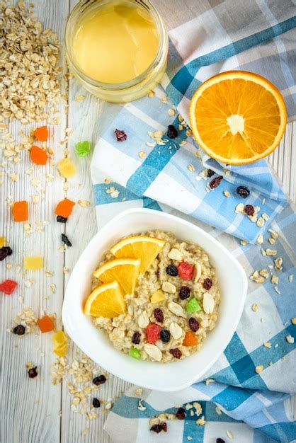 Gachas De Avena Caseras Con Naranja Y Frutas Confitadas En El Espacio