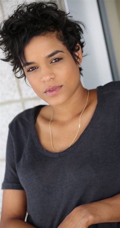 Hot Sexy Elizabeth Ludlow Bikini Pics