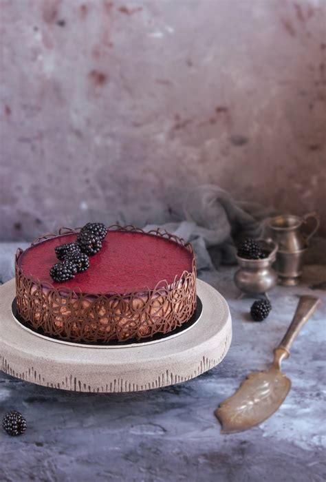 Mogyorókrémes mousse torta erdei gyümölcs zselével csipkésen Sweet