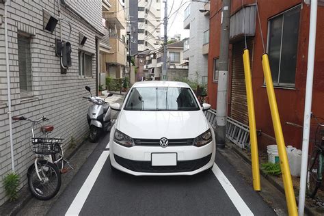 道幅の狭い道路 〜 画像1 クルマの肥大化で道路や駐車場が使いづらい！ 時代に合わせて「拡大」しない理由とは 自動車情報・ニュース