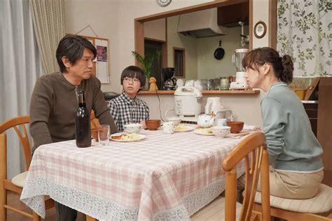 連続テレビ小説「舞いあがれ！」第7話。 岩倉家・リビングにて。自分のことは自分でやろうと悠人（海老塚幸穏）に言う浩太（高橋克典・左）（c）nhk ― スポニチ Sponichi Annex 芸能