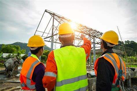 Técnico Ingeniero Observando El Equipo De Control De Trabajadores En