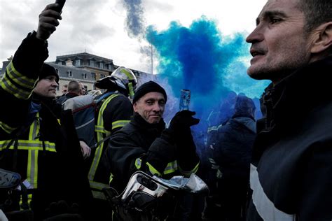 Greves E Manifestações Em Massa Na França Contra A Reforma Da Previdência