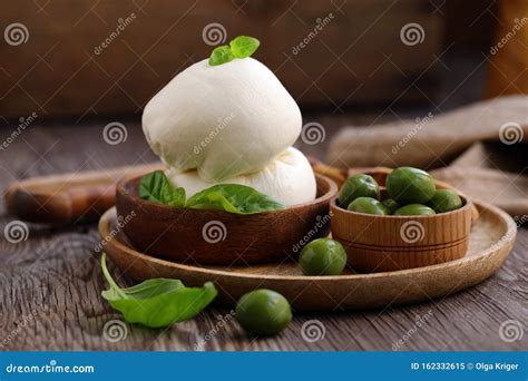 Queso Burrata Mozzarella Imagen De Archivo Imagen De Blanco 162332615