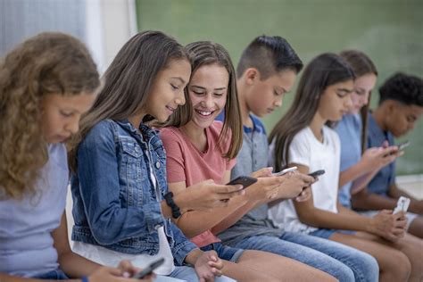 Brasil Come A A Vetar Celulares Nas Escolas Mas A Decis O Divide