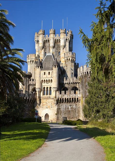 El castillo de ButrÃ³n es un edificio de origen medieval ubicado en el