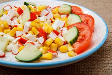 Ensalada Con Palitos De Cangrejo En Rodajas Ma Z Hervido Y Tomate