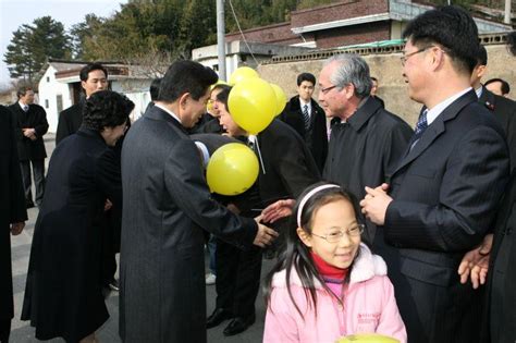 노무현사료관 성묘 후 봉하마을에서 만난 김해 노사모 회원들과 반갑게 악수하는 노무현 대통령