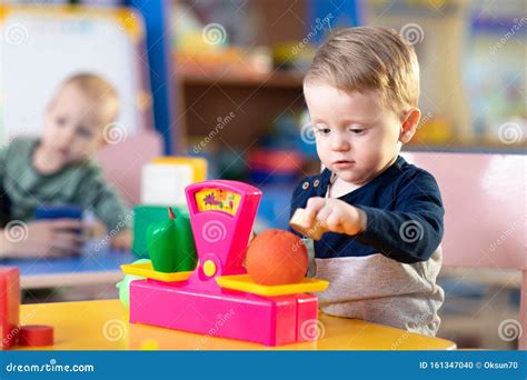 Petit Garçon Mignon Jouant Avec L abacus En Pépinière Enfant D âge