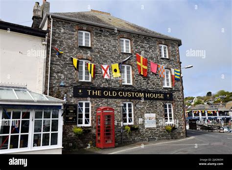 The old Custom House (Hotel) Quayside Padstow Cornwall England uk Stock Photo - Alamy