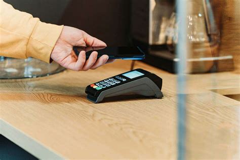 Travel Cards vs Cash: Which One Should You Carry? - The Travel Tinker