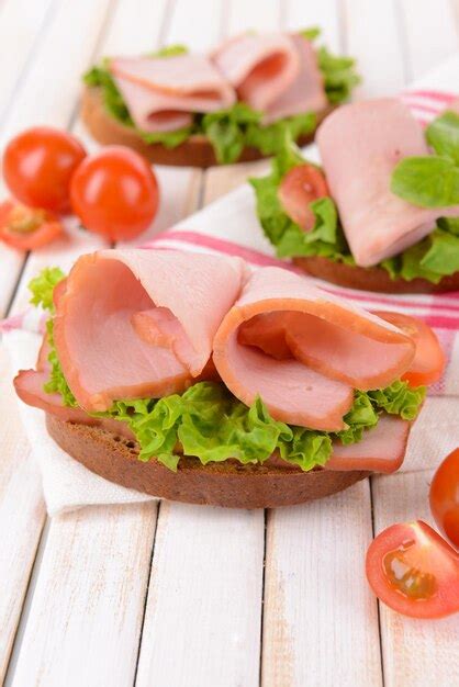 De Délicieux Sandwichs Avec De La Laitue Et Du Jambon Sur La Table