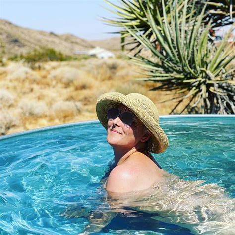 Ricki Lake Poses Nude In Bathtub Embraces Complete Self Acceptance