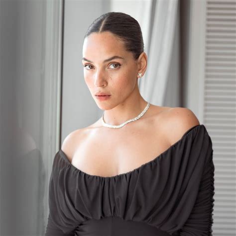 Adria Arjona es la más elegante con un vestido nude de Michael Kors Vogue