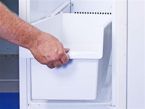 Как снять полки морозильной камеры и нижний контейнер со старого ...