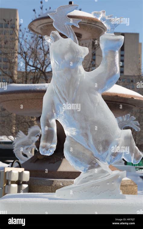 Ice bear sculpture hi-res stock photography and images - Alamy