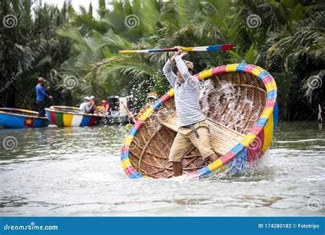 Hoi Un Vietnamdecember 9 2019 Les Touristes Apprécieront Le Bateau