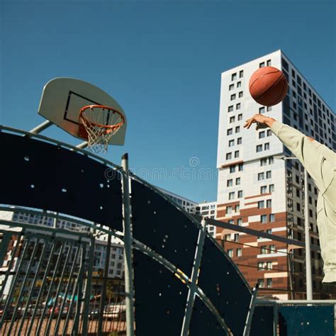 Una Persona Irreconocible De Piel Oscura Juega Al Baloncesto Y Toma Un