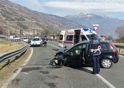 Sarre Incidente Alla Rotonda Per Aymavilles Due Feriti Aostasera