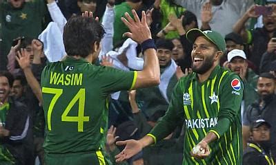 Icc T Wc Shadab S All Round Show Helps Pakistan To Stay Afloat