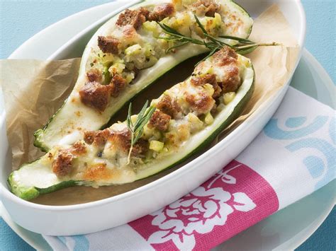 Halbe Zucchini Mit Brot Gef Llt Rezept Eat Smarter