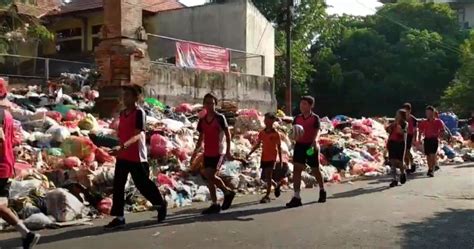 TPA Suwung Tutup Sampah Di TPS Meluber Dan Ganggu Aktivitas Siswa Di