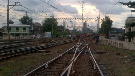 Foto KRL Anjlok Penumpang Disilakan Ganti Transportasi