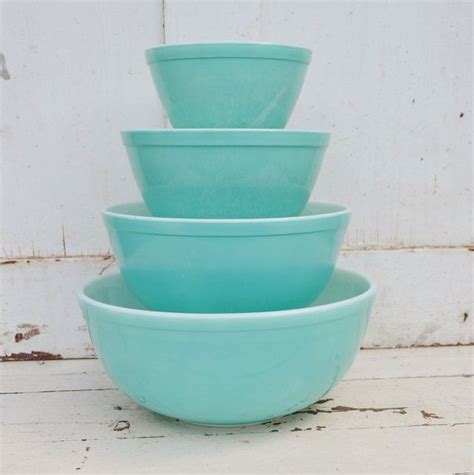 Mamaw's Place: Sharing some Pyrex love today...