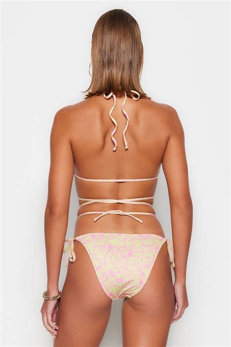 TRENDYOLMİLLA Soyut Desenli Boncuk Aksesuarlı Normal Paça Bikini Altı TBESS23BA00209 Fiyatı