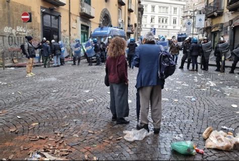 Guerriglia A Napoli Con Gli Ultr Dell Eintracht Scontri Con Le Forze