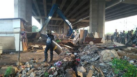 Diperkirakan 200 Ton Sampah Hingga Puing Bangunan Kolong Tol Kalijodo