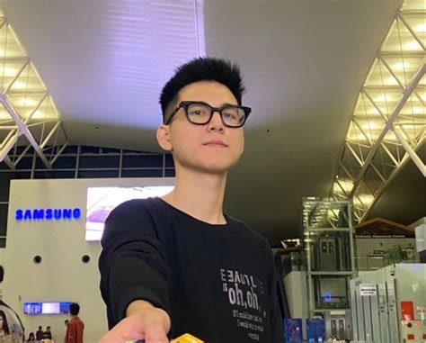 Hot boy cầm cờ trong lễ khai giảng năm 2017 giờ ra sao