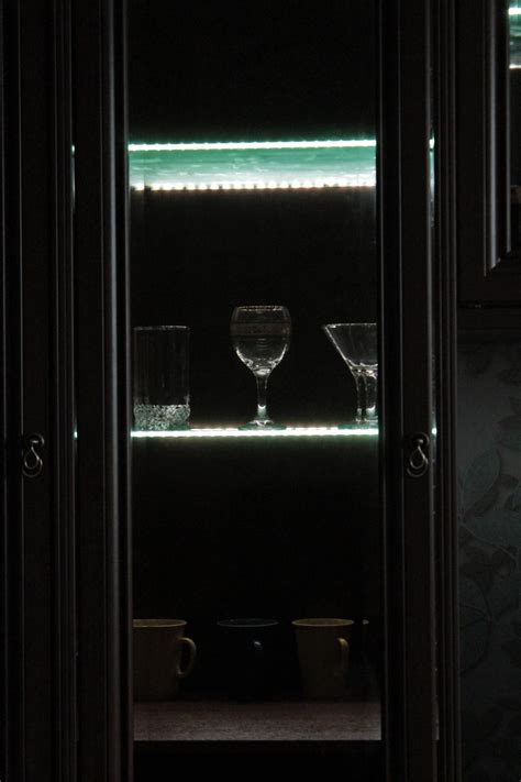 Стеклянный стеллаж с подсветкой - 72 фото