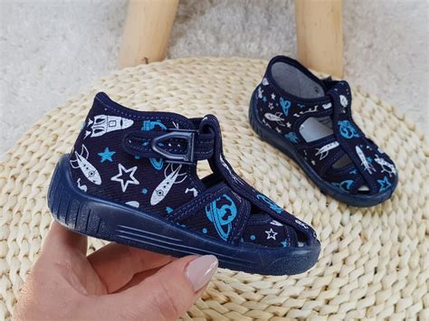 Kapcie dziecięce granatowe z motywem kosmosu dla chłopca JULEK SKLEP EMILIA