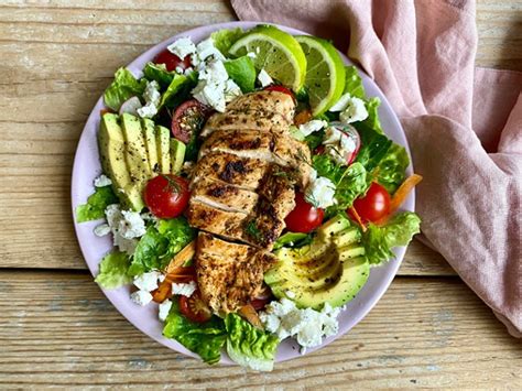 Salat mit Feta Avocado und Hähnchen lowcarbrezepte org