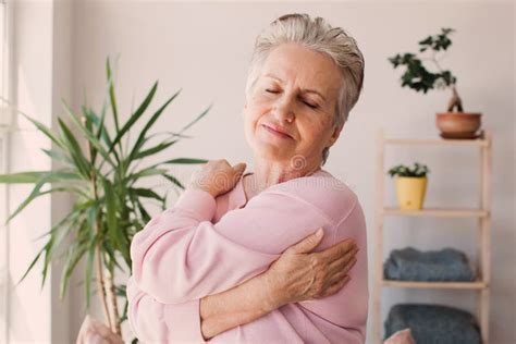 La Atractiva Mujer De Mediana Edad Se Disfruta Y Su Cuerpo Se Ama A S