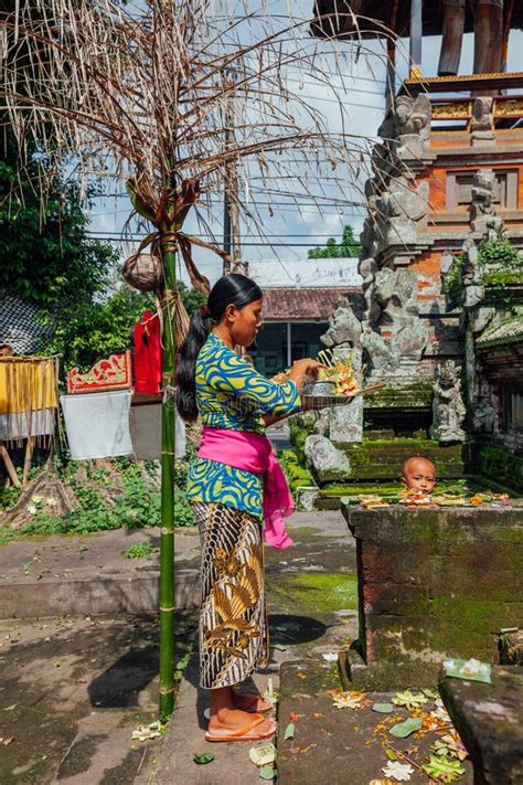 Mujer Del Balinese Que Hace Ofrendas En El Templo Ubud Bali Foto De