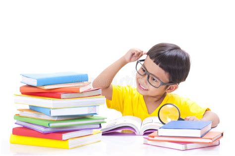 El Ni O Peque O Lindo Est Leyendo Un Libro Foto De Archivo Imagen De