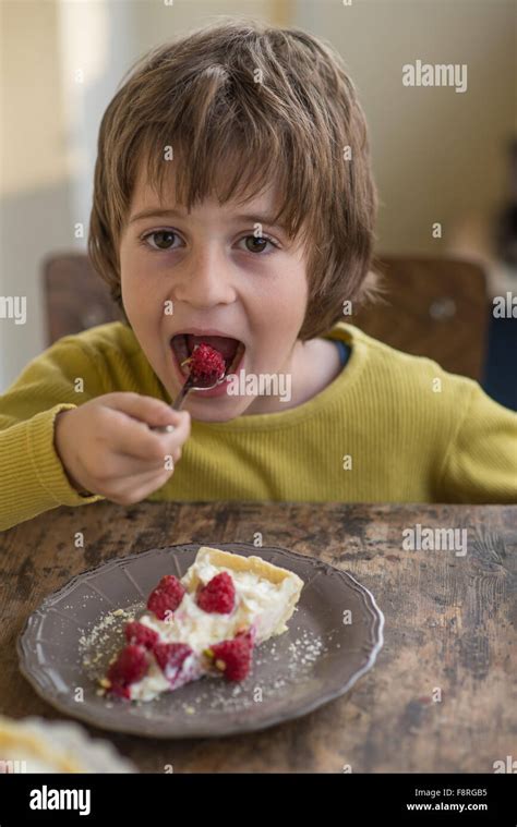 Tarta De Fresa Fotografías E Imágenes De Alta Resolución Alamy