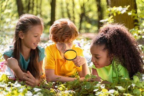 Niños Explorando Juntos La Naturaleza Foto Gratis