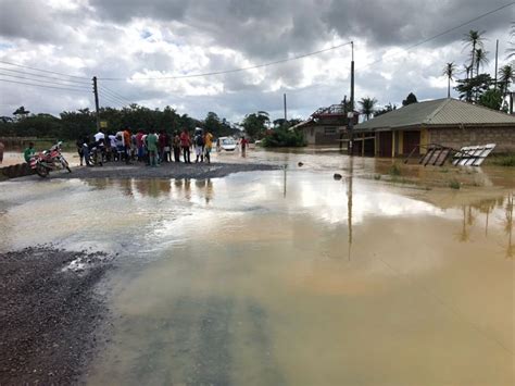 Tarkwa: Severe flooding engulfs Bonsa as river bursts its banks - Beach FM 105.5