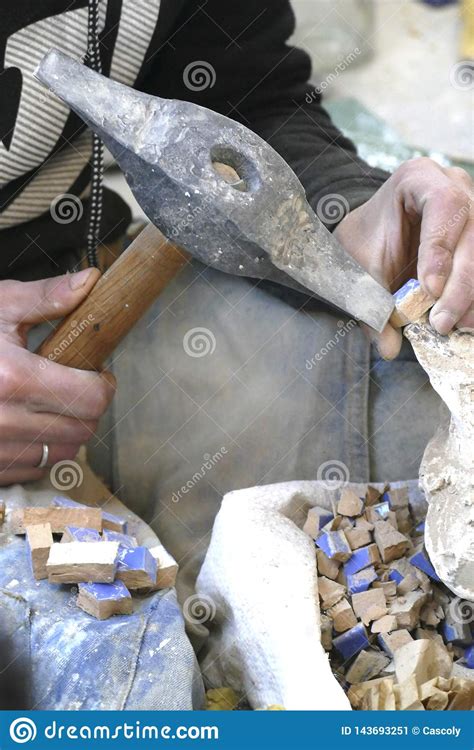 Utilisant Le Marteau Pour Former Des Morceaux De Tuile De Mosa Que